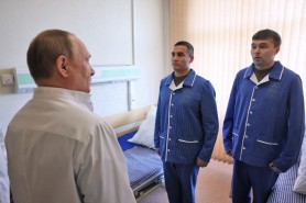 FOTO/VIDEO: Putin a vizitat un spital cu soldați răniți în Ucraina. Militarii în cârje au stat drepți în fața lui